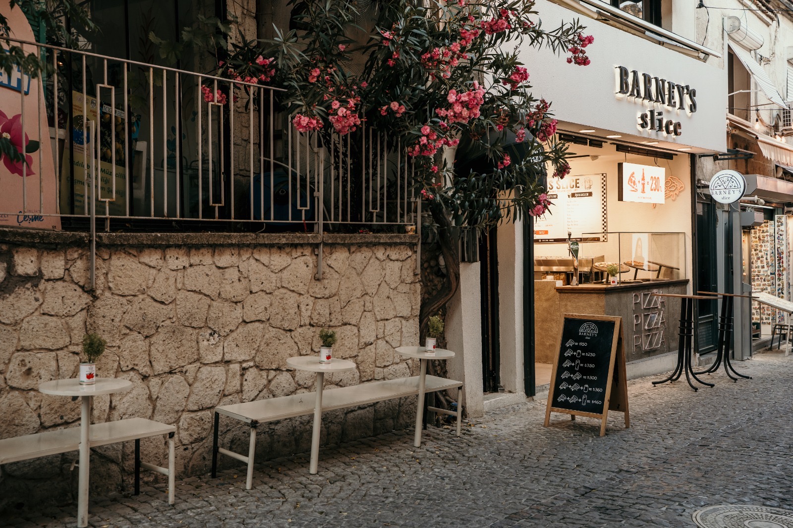 Barney's Slice — Alaçatı sokağındaki dükkanı