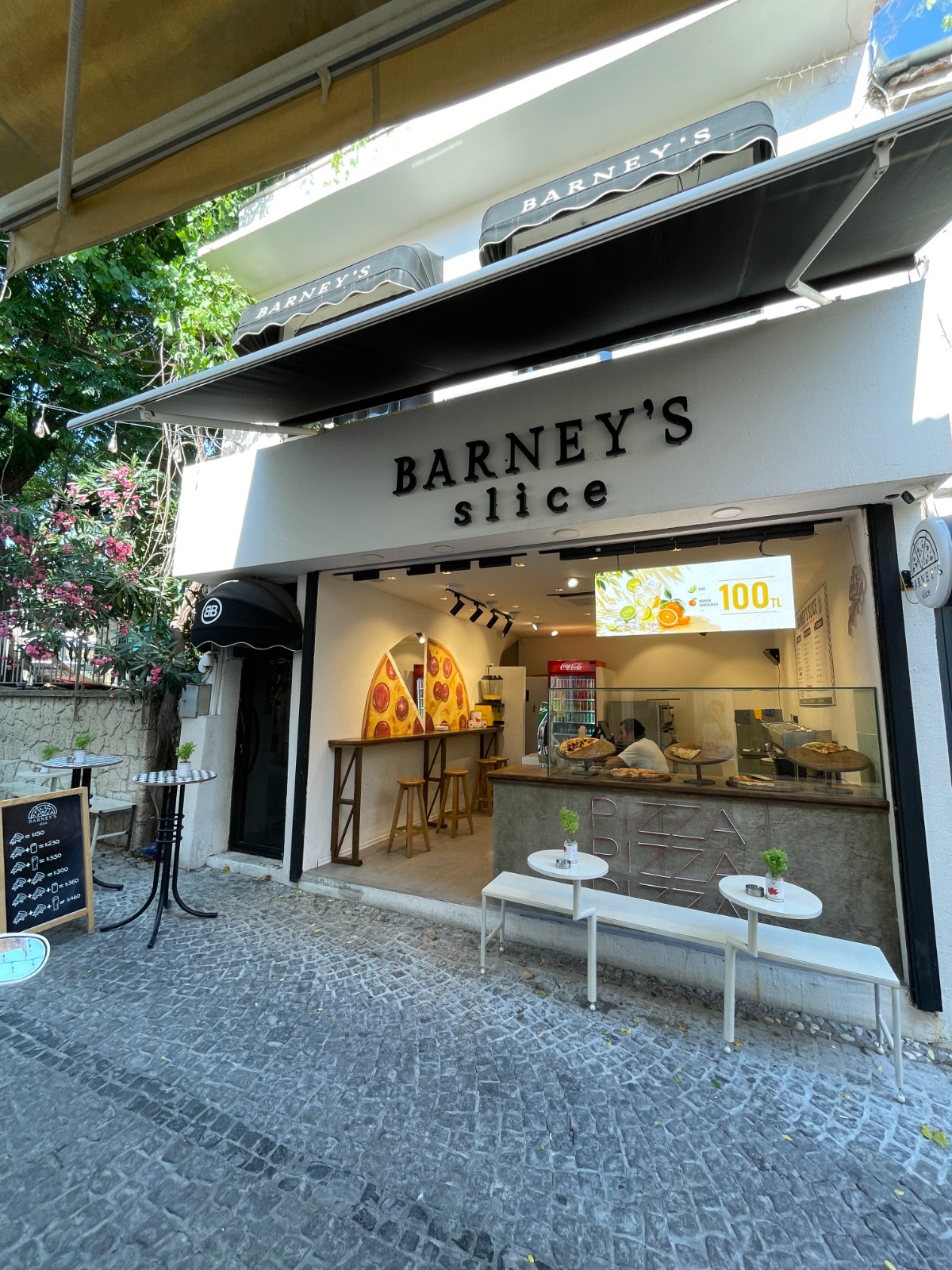 Barney's Slice tabelası